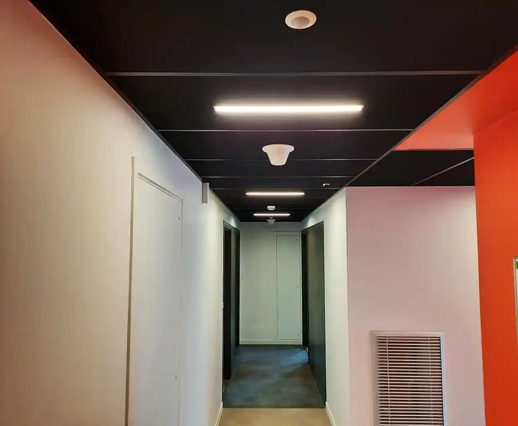 Antenna omnidirezionale Stella Doradus installata in un edificio per uffici